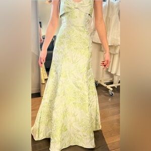 New never worn, extra long Chic Floral Maxi Dress in Light Green